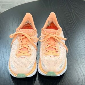 Women’s Hoka Clifton 8 in Cantalope
Size 8
Pre owned and well worn